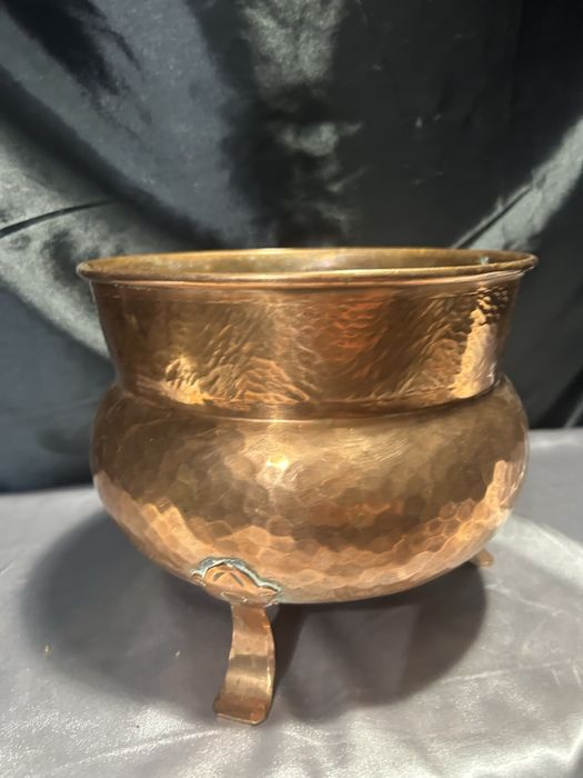 Kwietnik miedziany – ręcznie kuty – na trzech nogach