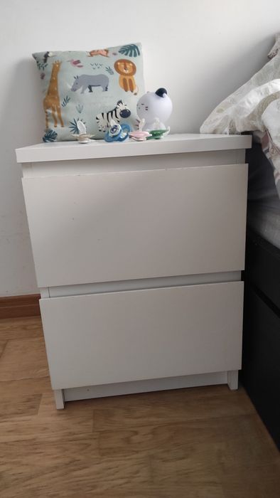 Vendo duas mesas de cabeceira brancas