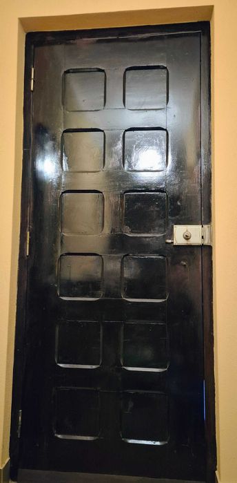 Duas portas antigas em madeira maciça, uma com vidro texturado