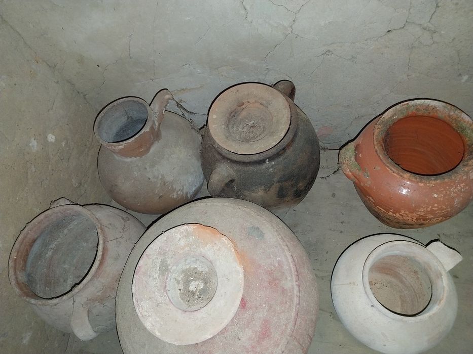 Conjunto de potes de cerâmica antigos