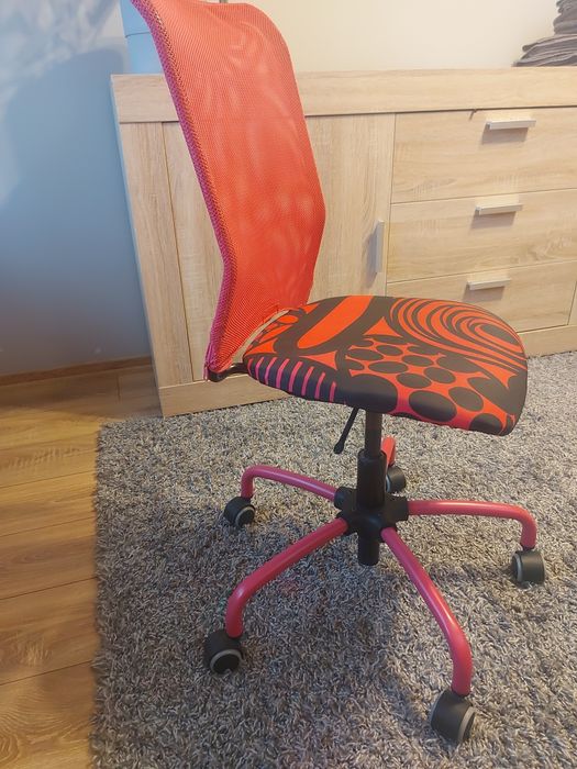 Różowe krzesło obrotowe  biurkowe dla dziecka. IKEA