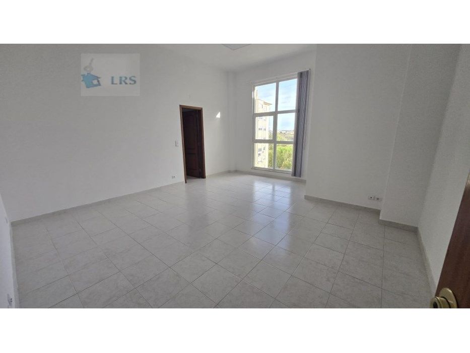 Carcavelos - S. Miguel das Encostas
Escritórios para arrendamento ...