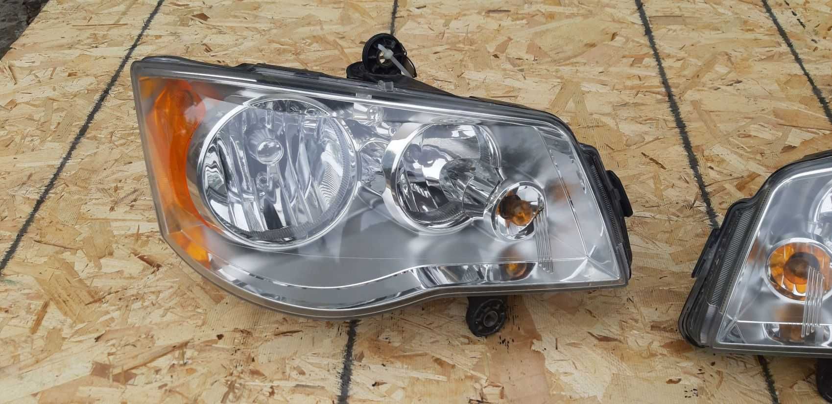 Lampa Dodge Grand Caravan RT (11-18r) uszk PRAWA