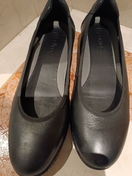 Sapatos pretos sola borracha 40