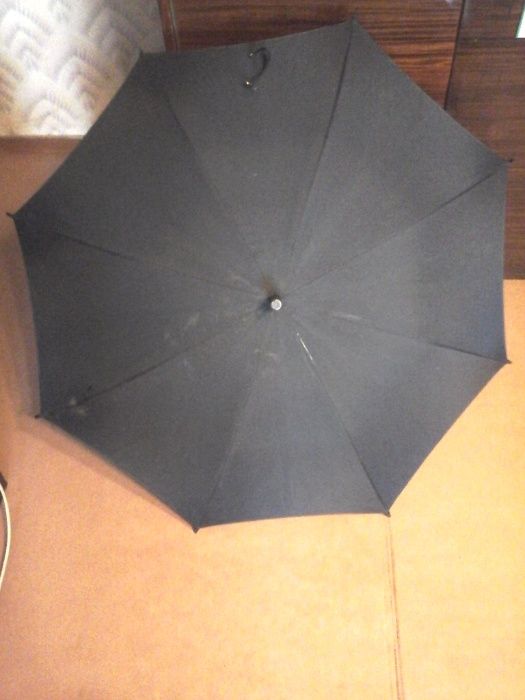 Продам зонт, на ручке чёрного зонта фонарик