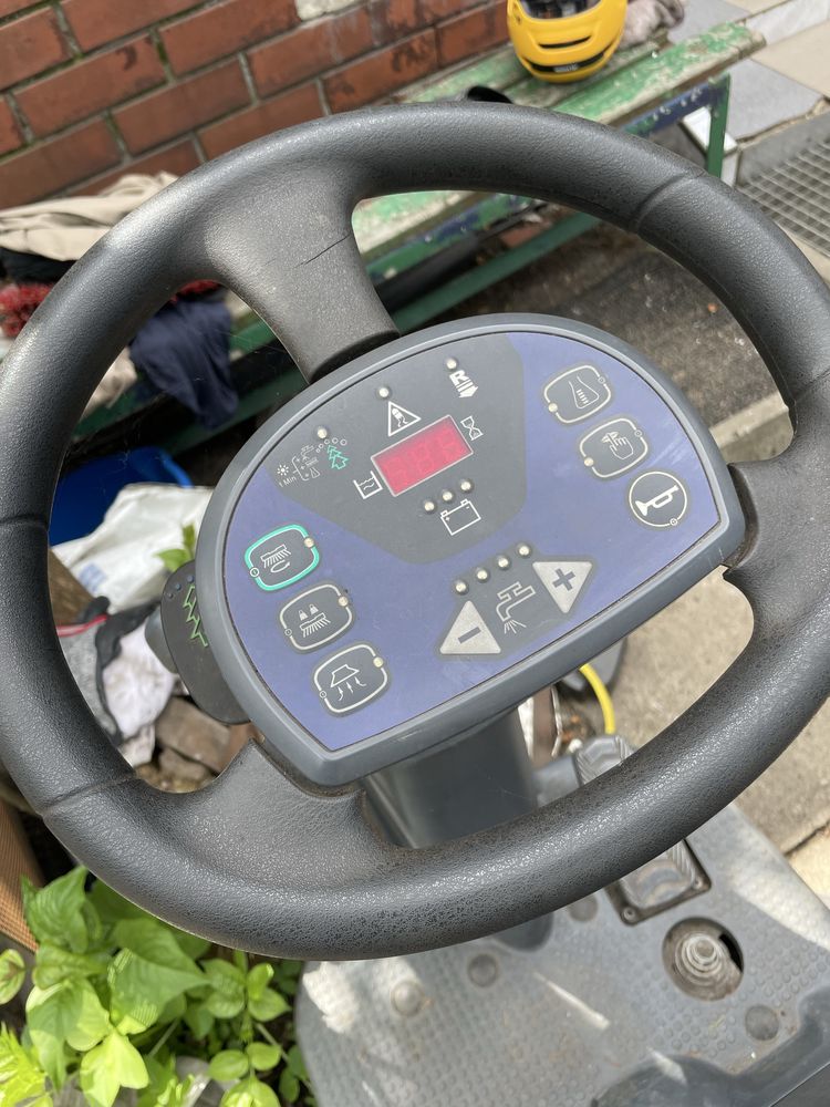 Szorowarka Nilfisk BR 752C nowe akumulatory