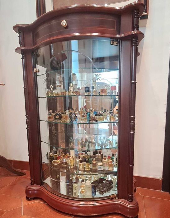 Vitrina pequena com vidro biselado