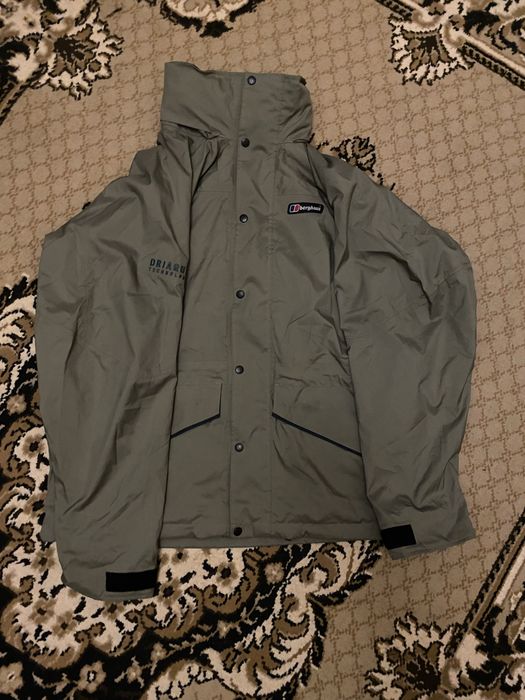 ветровка berghaus driaqua technology темно знленого кольору