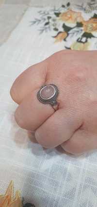 Piękny pierścionek retro z różowym kwarcem