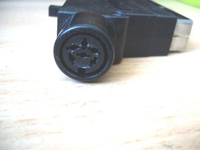 Kabelek łączący stację dyskietek Commodore 1541-II z komputerem