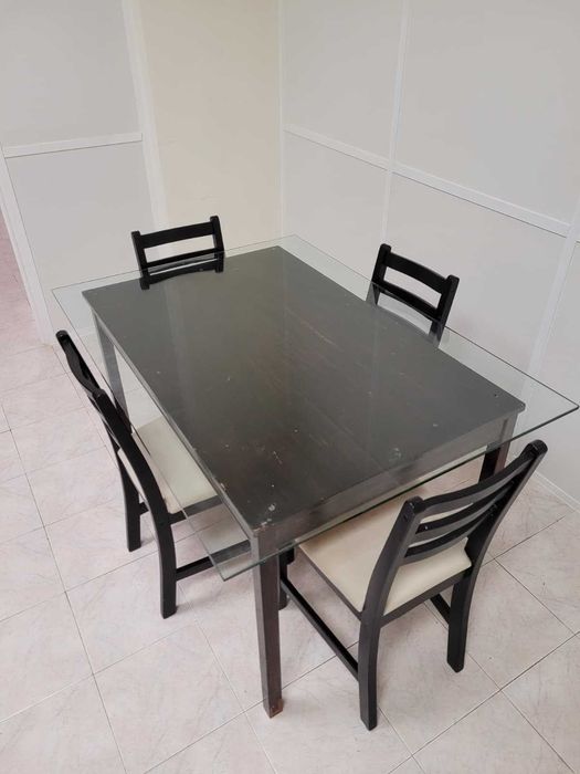 Sofá, mesa com 4 cadeiras, mesa de centro 44x60x120 .