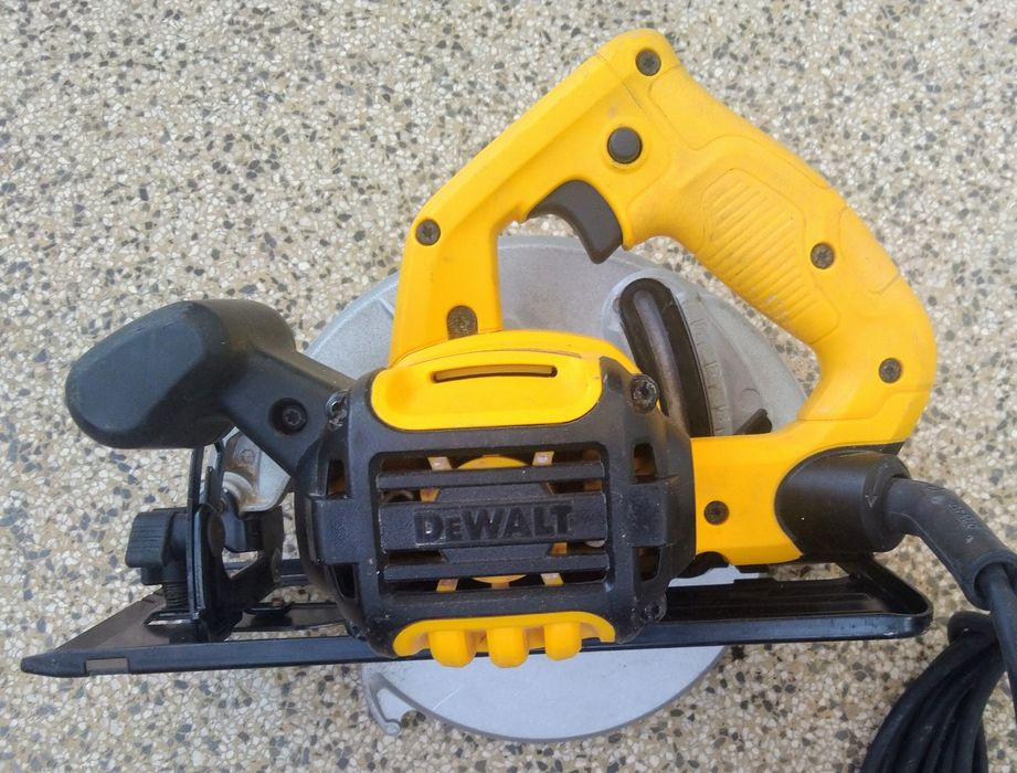 Serra circular Dewalt 165mm 1200w quase nova
