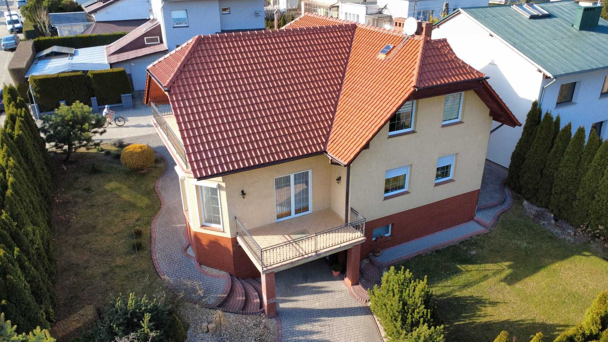 Dom jednorodzinny z garażem i ogrodem