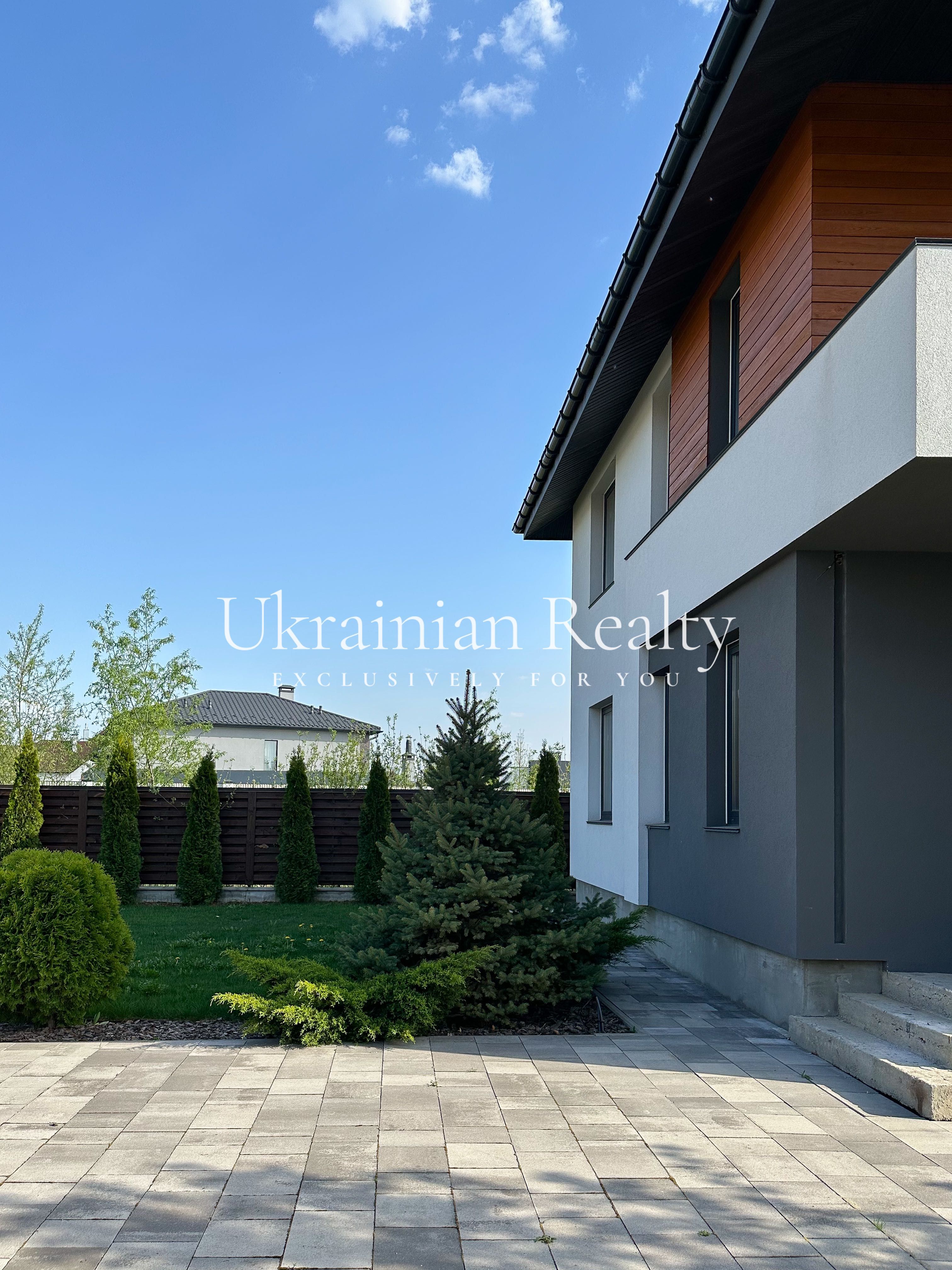 Продаж будинку з ландшафтним дизайном у Козині