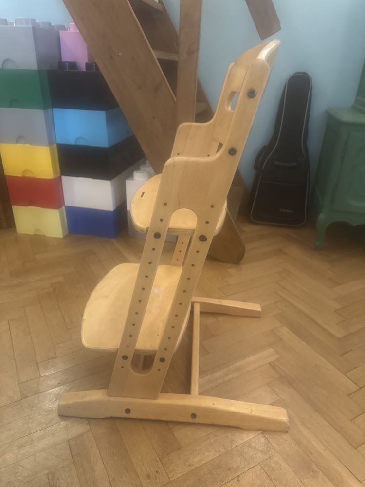 Drewniane krzesełko regulowane dla dziecka