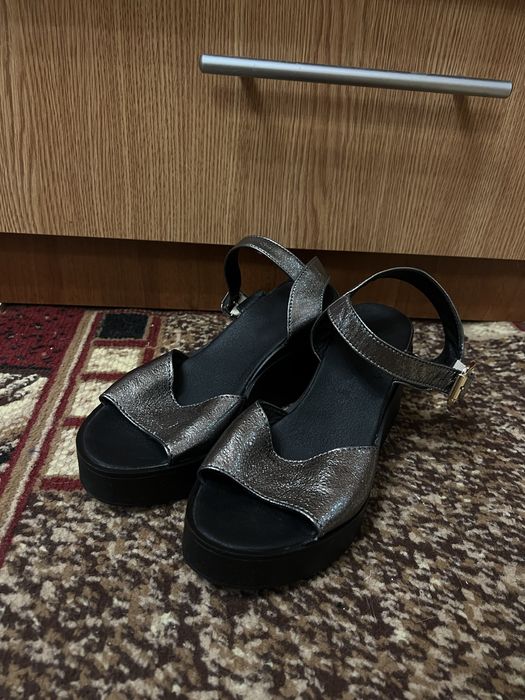Женские босоножки