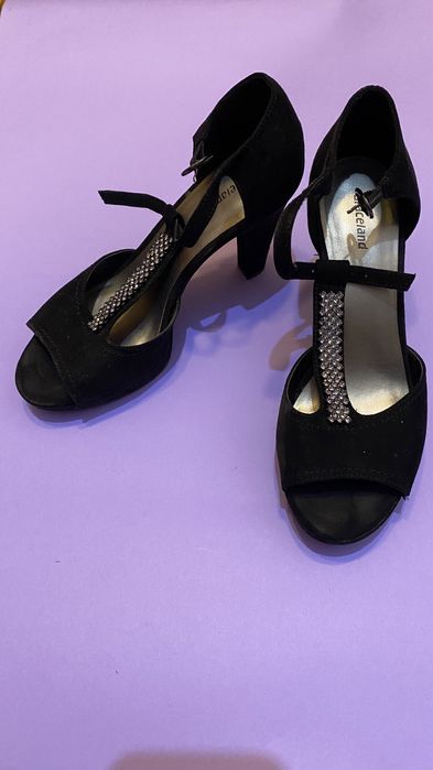 Czarne buty na wysokim obcasie z kryształkami