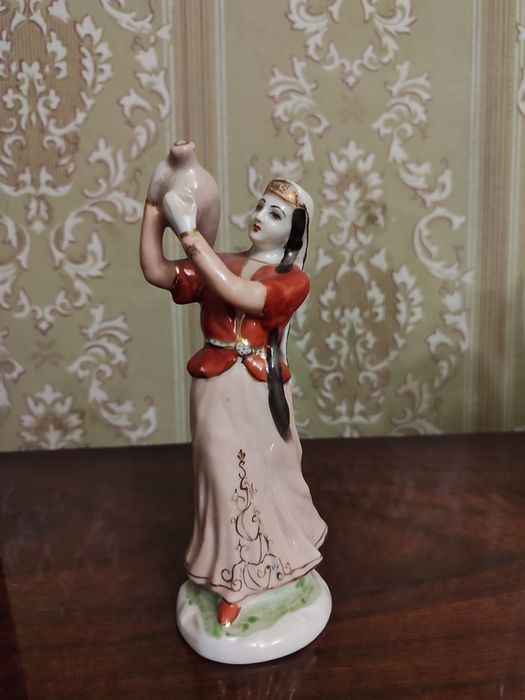 Порцелянова статуетка