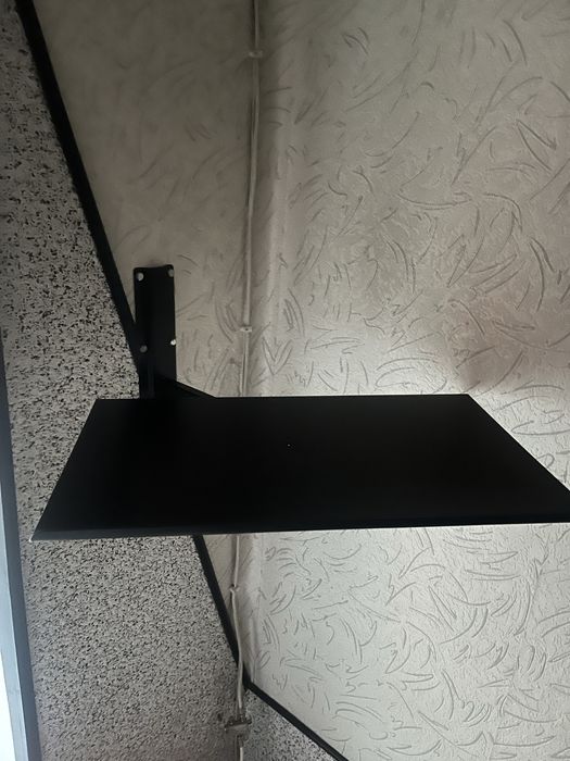 Czarna półka pod TV wieszana