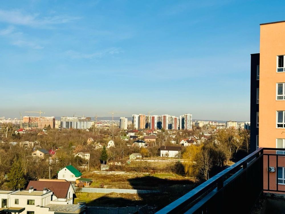 Видова двійка з трьома балконами біля міського озера.
