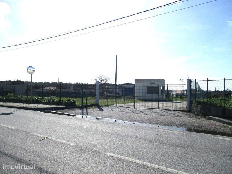 Terreno com armazém em Lavos