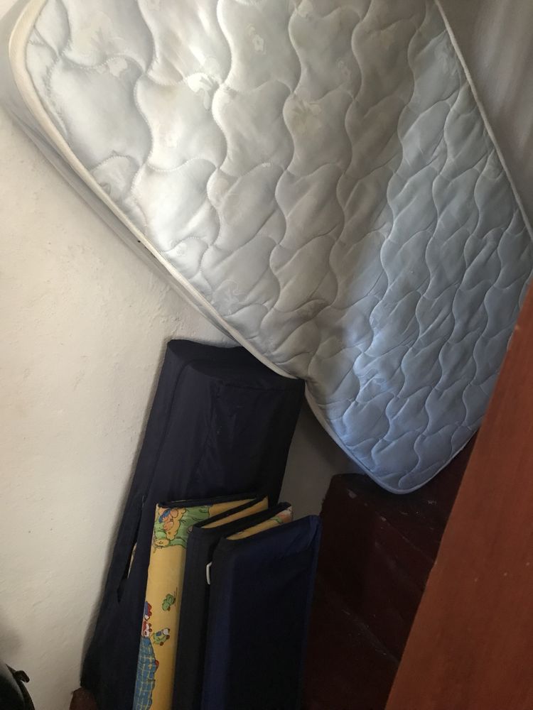 Cama de viagem e colchão