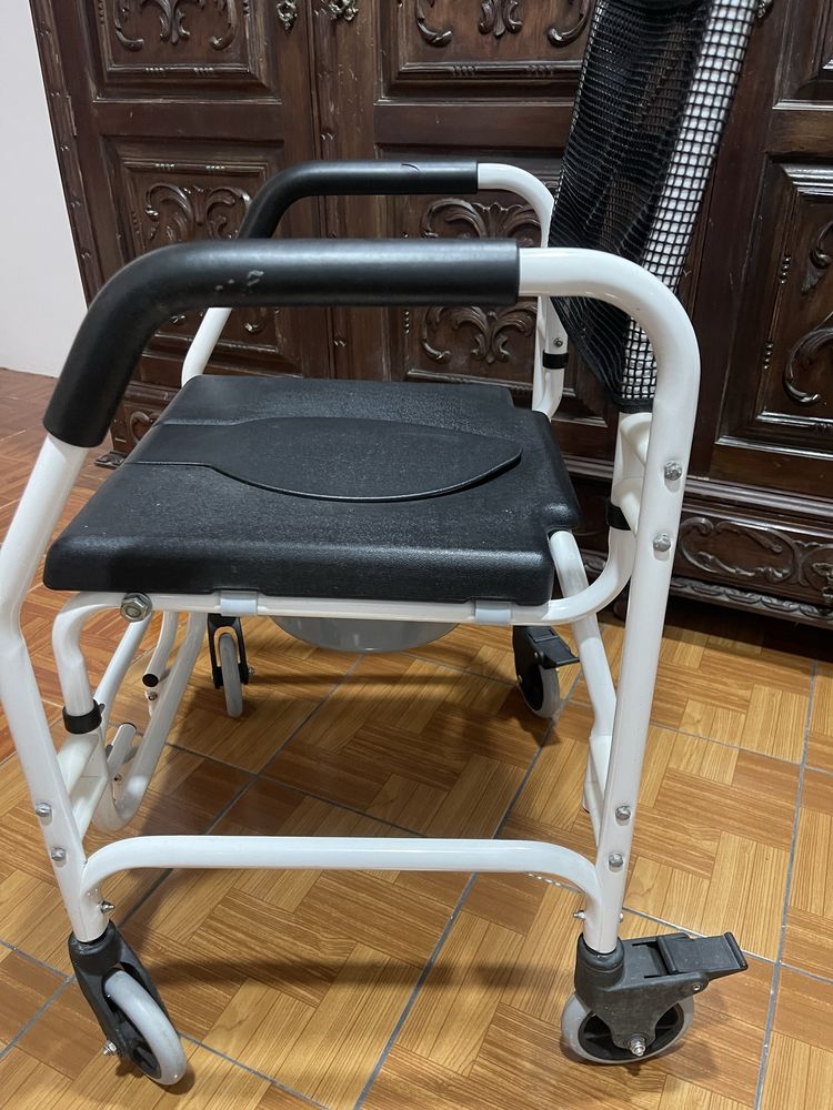 Cadeira de Rodas Sanitária com Bacio