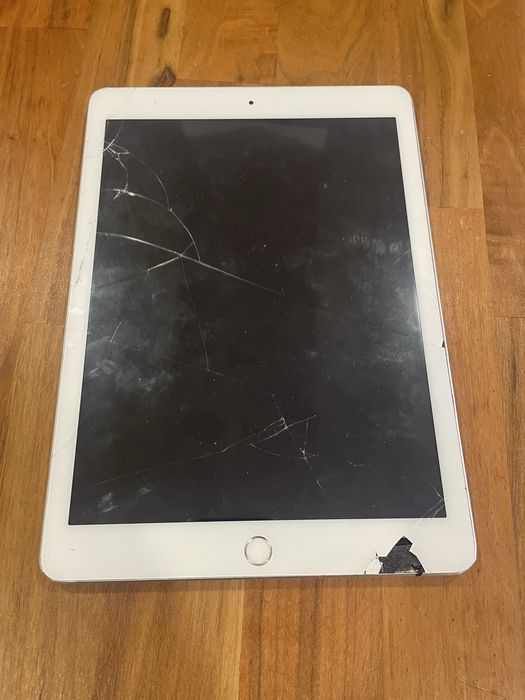 iPad 5 (2017, A9 series) Prateado • 32 GB • WiFi