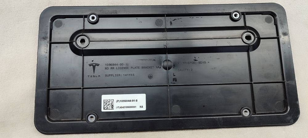 1096844-00-B кронштейн номерного знака Tesla. подіум