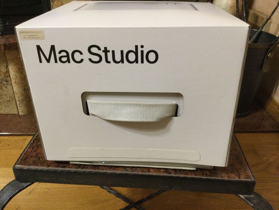 Mac Studio M1 Max / 10 core CPU/24-core  GPU /32 GB RAM / 512 GB SSD