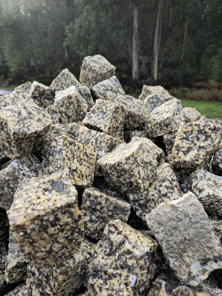 Cubo e calçada a portuguesa