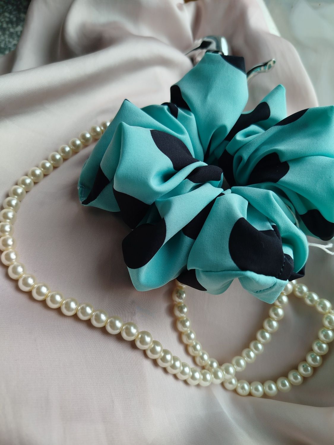 Gumka scrunchie silki turkusowa w czarne grochy