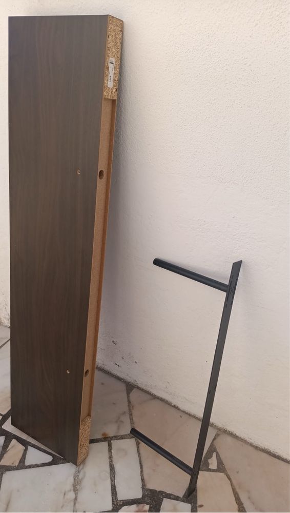 Duas prateleiras novas com suportes castanho escuro cor descontinuada