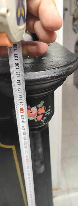 Cofre grande vertical muito antigo em ferro maciço