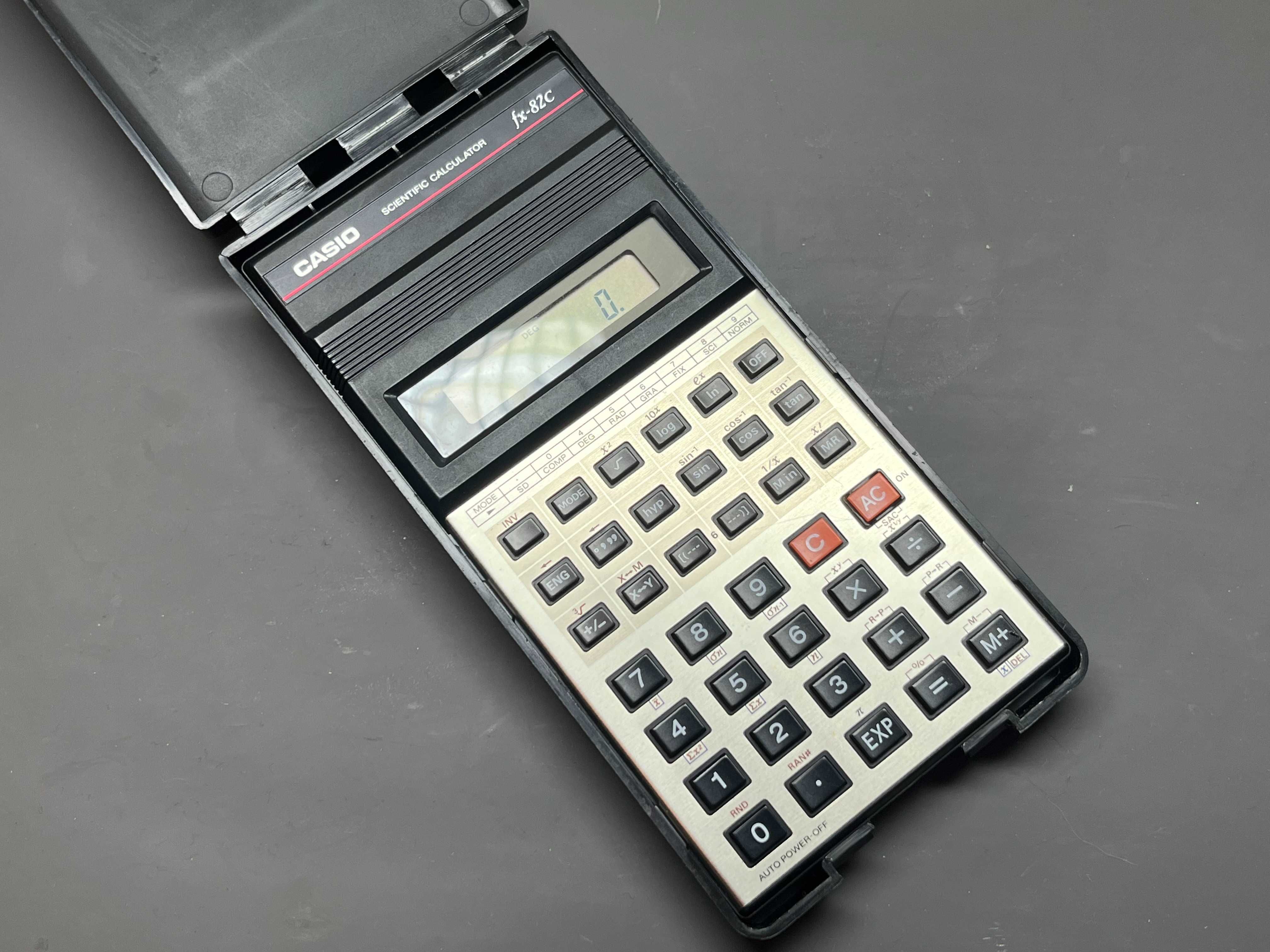 Stary kalkulator naukowy Casio FX-82c