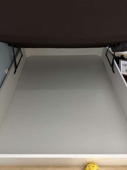 Cama branco com arrumação com Colchão