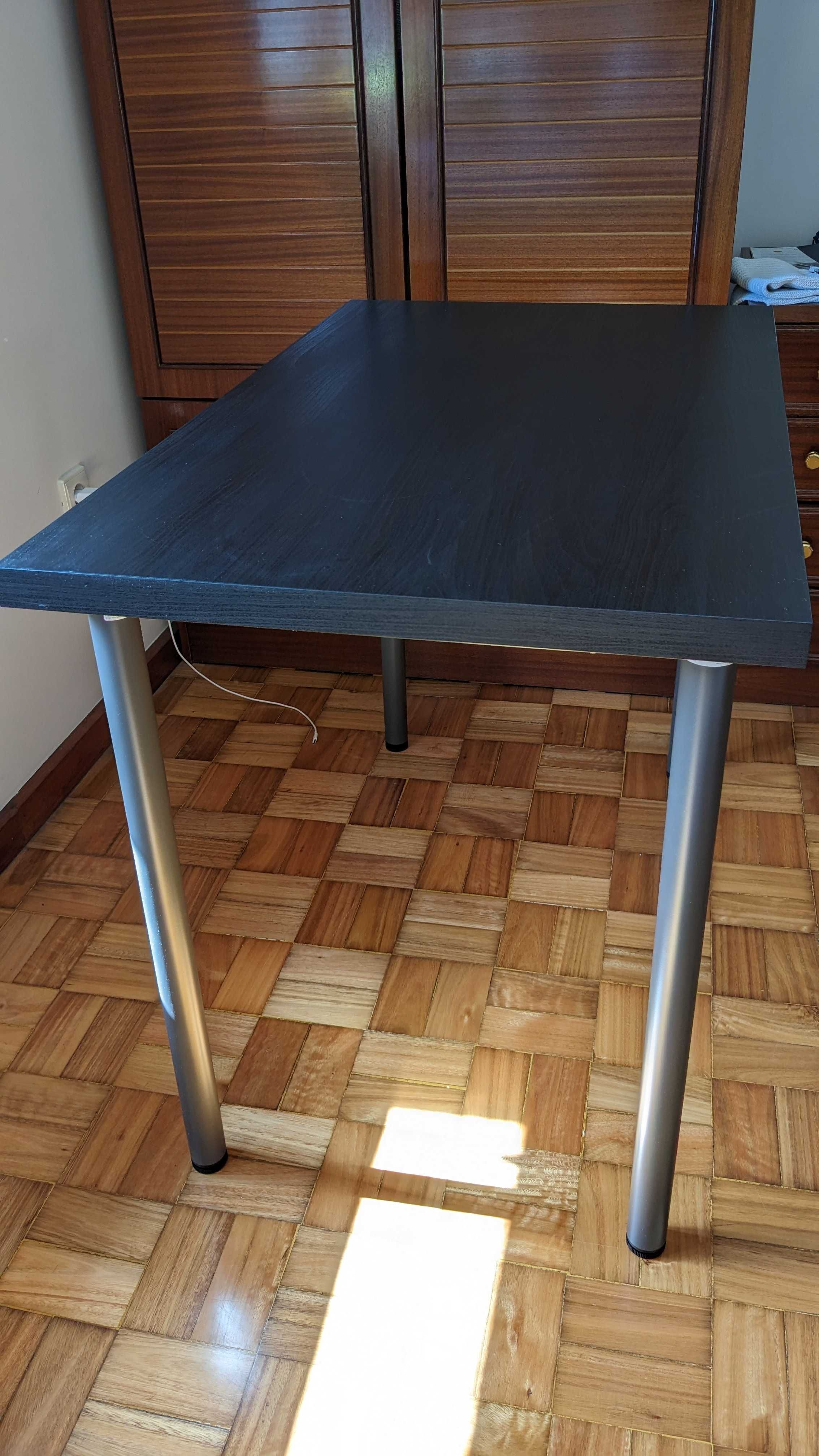 Mesa IKEA como Nova (LINNMON / ADILS)