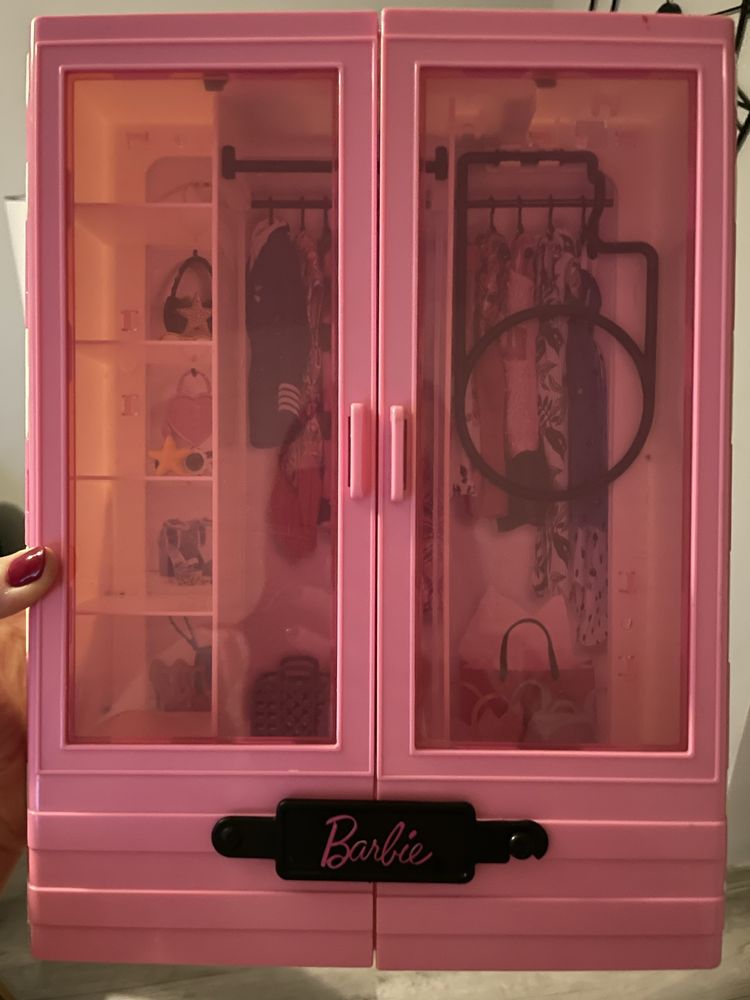 Garderoba Barbie z wyposażeniem.
