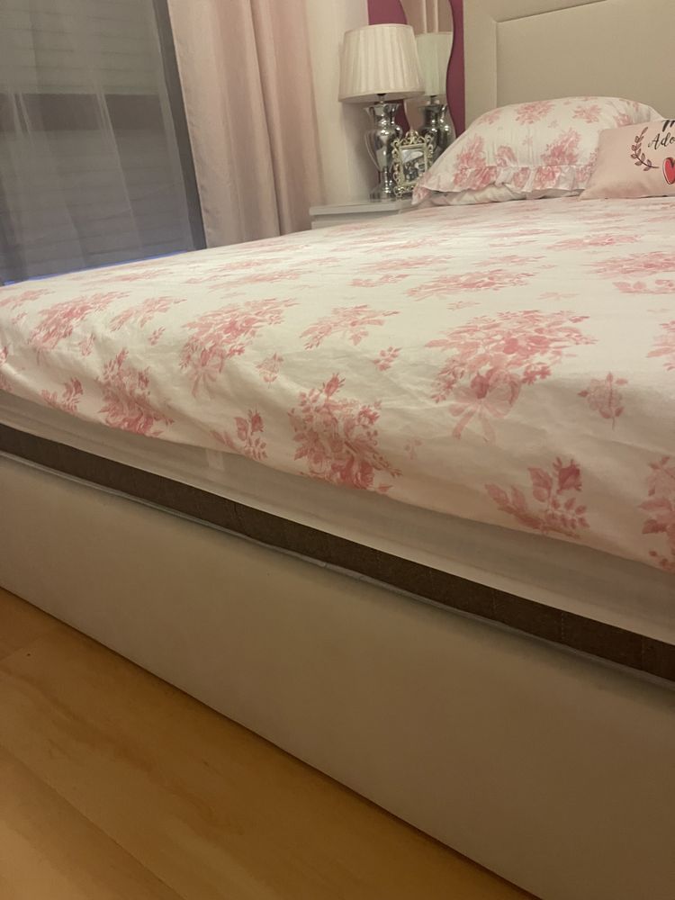 Cama de Casal Veludo 2 Meses de Uso - Nova