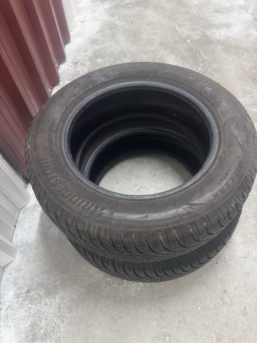 Pneus 185/65/15.  Brigestone  excelente estado