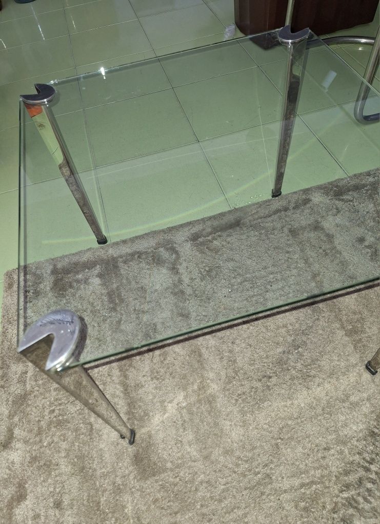 Mesa quadrada de vidro e pés de metal
