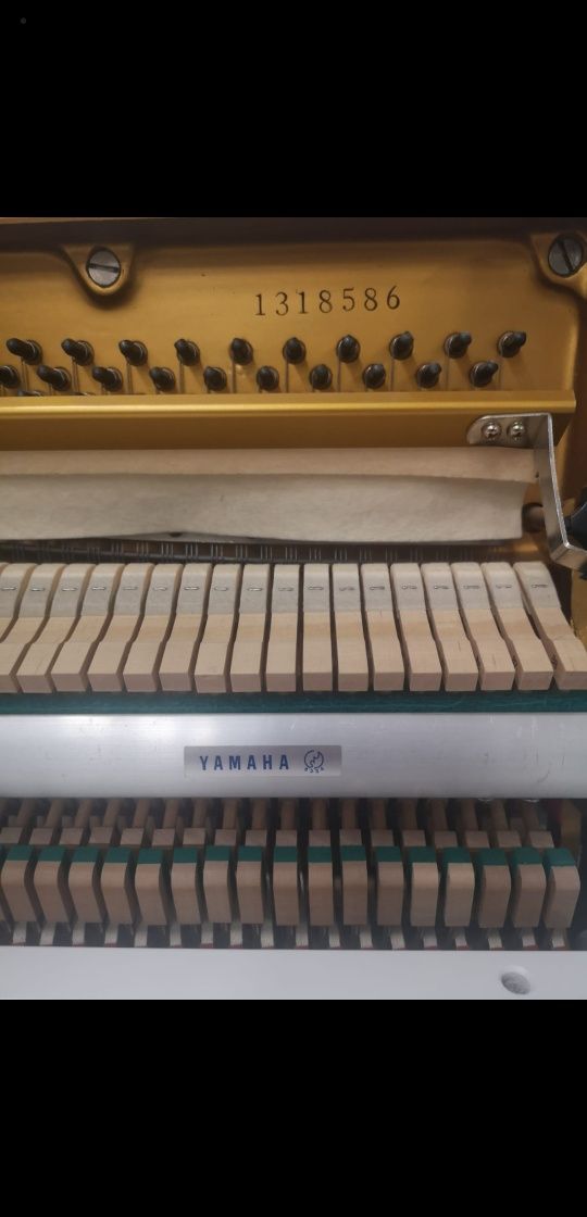 Pianino Yamaha, białe.