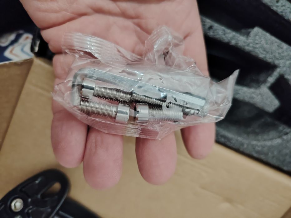 Espelhos novos na caixa rebatíveis dá para adaptar em várias motas.