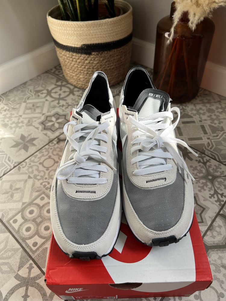 Нові оригінальні  кросівки Nike Waffle One білі