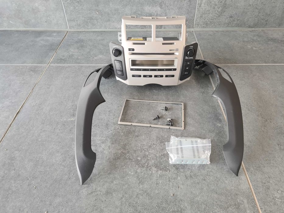 Radio fabryczne Toyota Yaris II 86120-0D200. KOMPLET