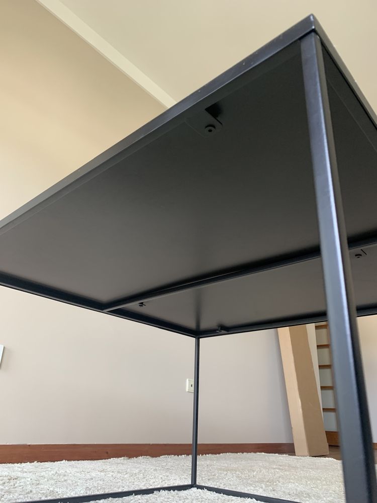 Mesa quadrada de centro metálica, cor preta