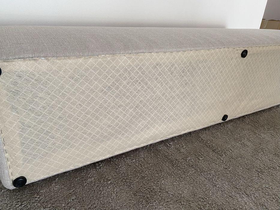 Banqueta estofada em tom acinzentado nova