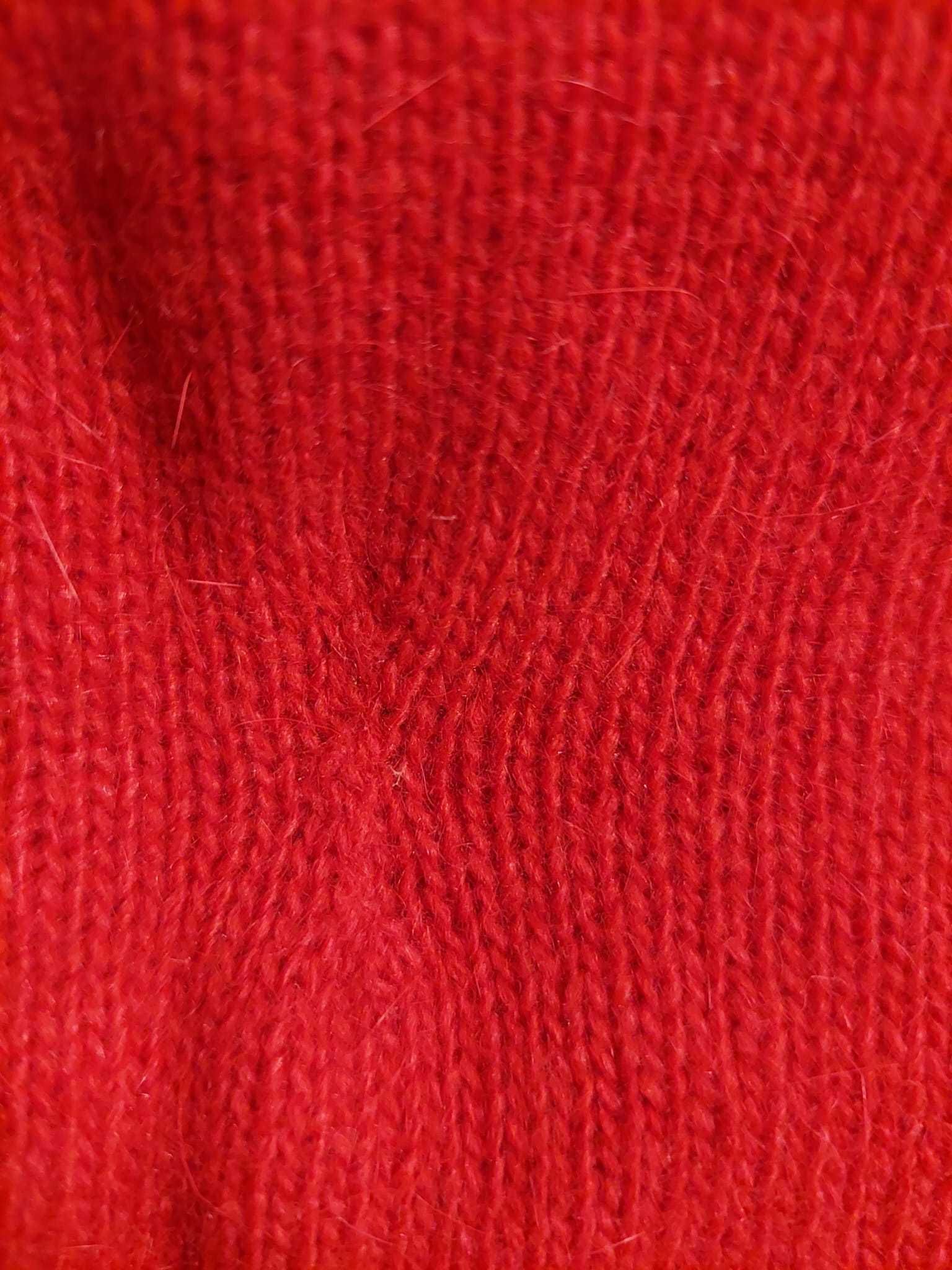 Czerwony sweterek.