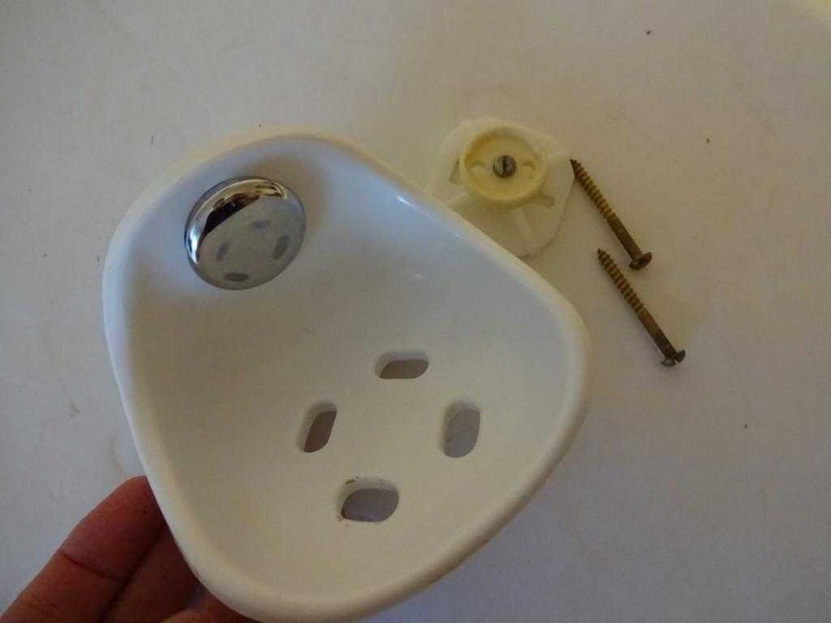 Mydelniczka Biała Z Mocnego Tworzywa, Dodatek Srebrny - Do Zawieszenia