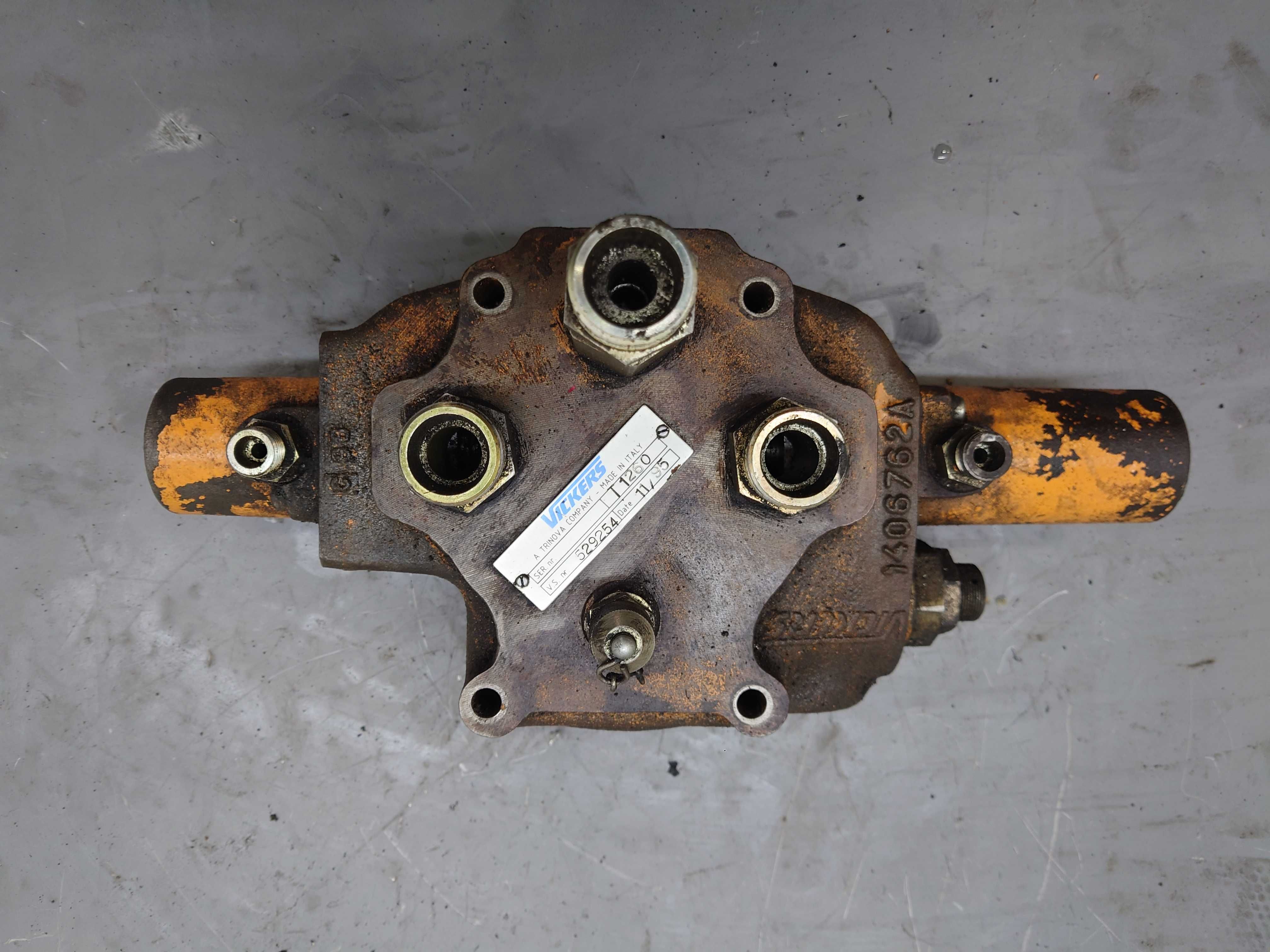 Case 1188 Rozdzielacz Vickers T1260 1 Sekcja 1406  762A